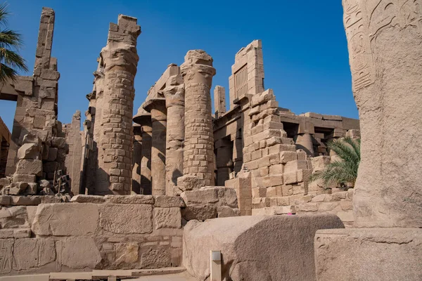 Templo Antigo Karnak Luxor Tebas Arruinadas Egito Paredes Obeliscos Estatutos — Fotografia de Stock