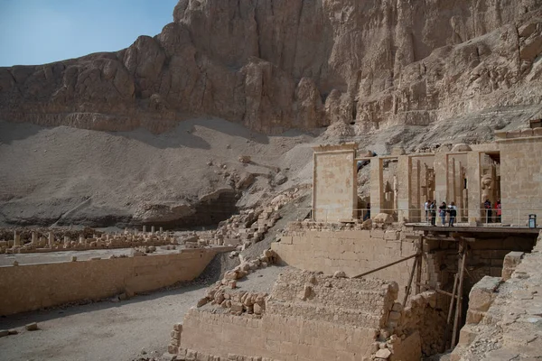 Luxor Egypt January 2022 Queen Hatshepsut Mortuary Temple Red Cliffs — Stock Photo, Image