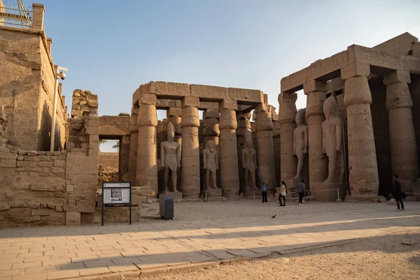 Luxor Egitto Gennaio 2022 Colonne Statue Nel Cortile Ramses Del — Foto Stock