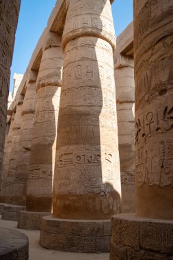 Karnak Tapınağı 'ndaki Büyük Hypostyle Salonunda Sütunlar (Antik Teb). Luxor, Mısır