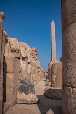 Luxor 'daki Antik Karnak Tapınağı Mısır' ı Mahvetti. Karnak Tapınağı 'ndaki duvarlar, dikilitaş ve heykeller. Amon-Ra Tapınağı