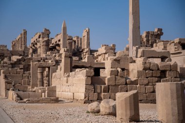 Luxor 'daki Antik Karnak Tapınağı Mısır' ı Mahvetti. Duvarlar. Karnak Tapınağı 'nda dikilitaş ve tüzük. Amon-Ra Tapınağı