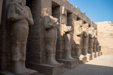 Ramses III tapınağının avlusunda osirikal heykelleri olan Portico. Luxor 'daki Karnak Tapınağı - Mısır' daki Teb..