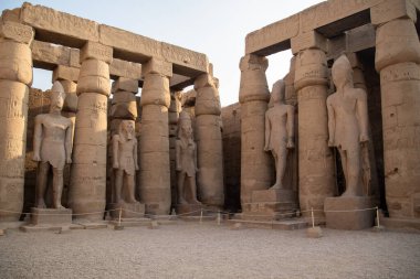 Luxor Tapınağı 'ndaki Ramses II' nin avlusundaki sütunlar ve heykeller. Luxor (yıkılmış Thebes). Mısır.