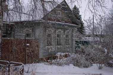 Kışın eski ahşap ev