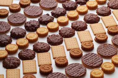 Çerezlerin farklı türleri ve şekilleri çapraz olarak dizilmiştir.