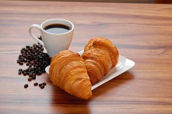 Kopp Kaffe Och Två Croissanter Bra Början Dagen Kontinental Frukost — Stockfoto