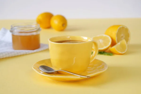お茶の休憩 お茶のカップ ナプキンとレモンの蜂蜜の瓶 黄色の背景は明るい日当たりの良い感情を呼び起こします — ストック写真