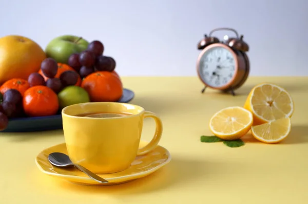 Café Manhã Saudável Frutas Chá Com Limão Uma Toalha Mesa — Fotografia de Stock