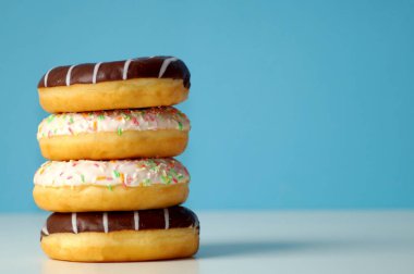 Lezzetli, taze çörekler, çok renkli ve çikolatalı, yan yana uzanın, birbiri ardına.