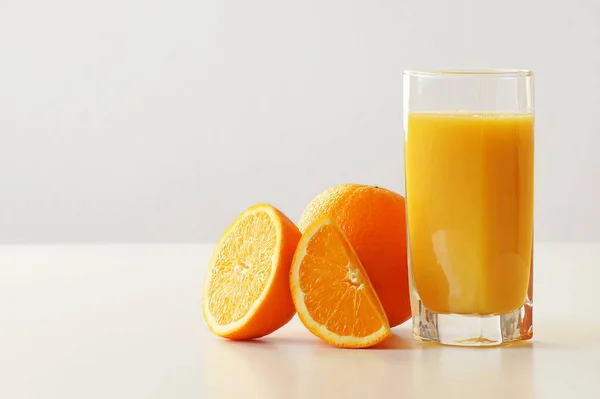 朝食はオレンジジュースです 写真は新鮮な絞りオレンジジュースのガラスです一日の素晴らしいスタート エネルギー ビタミンCのブースト オブジェクトは側面に位置しています あなたが何かを書くことができるように無料のスペースがあります — ストック写真