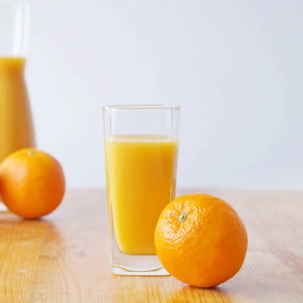 Verre Jus Orange Fraîchement Pressé Sur Une Table Bois Côté — Photo