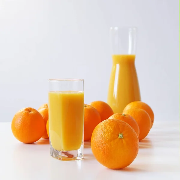 Jus Orange Fraîchement Pressé Est Versé Dans Verre Une Cruche — Photo