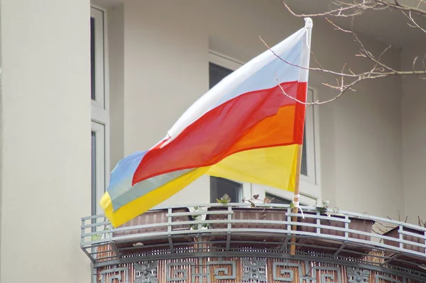 Flags Ukraine Poland Were Placed Balcony Patriots Ukraine Refugees Sign — Stock Photo, Image