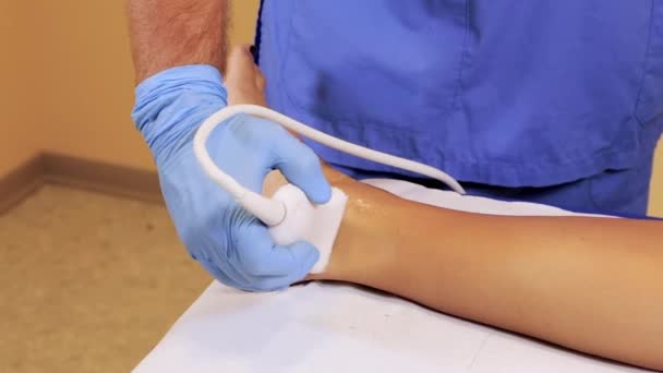 医師は女性患者に足首関節の超音波スキャンを行います 医師による中足首超音波検査 腱を検査する医師による足超音波検査と足首関節 — ストック動画