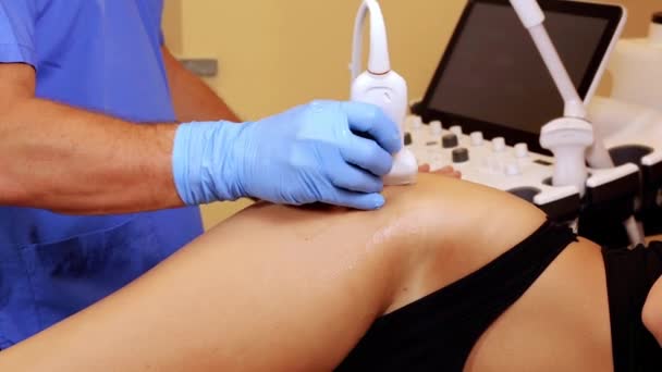 Médico Haciendo Ecografía Cadera Paciente Mujer Joven Examen Cadera Con — Vídeos de Stock