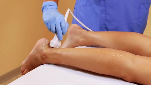 Arzt Bei Der Ultraschalluntersuchung Der Beine Einer Patientin Einer Jungen — Stockvideo