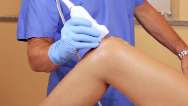 Arzt Bei Der Ultraschalluntersuchung Des Knies Der Patientin Einer Jungen — Stockvideo