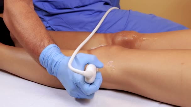 Arzt Bei Der Ultraschalluntersuchung Des Knies Der Patientin Einer Jungen — Stockvideo