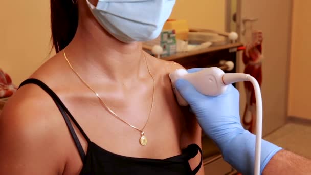Лікар Робить Ультразвукове Сканування Плечей Пацієнтка Ультразвуковий Огляд Переднього Плеча — стокове відео