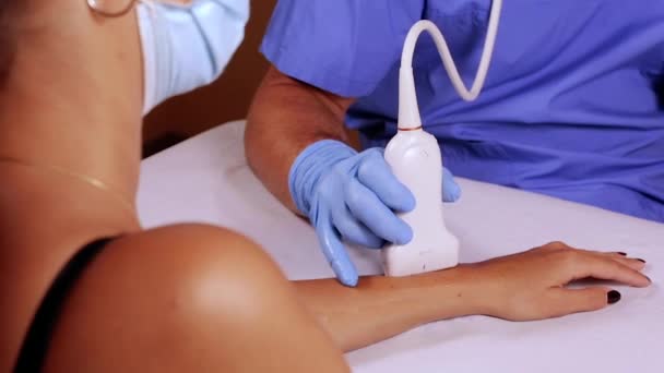 Arzt Bei Ultraschalluntersuchung Des Handgelenks Patientin Junge Frau Handuntersuchung Mit — Stockvideo
