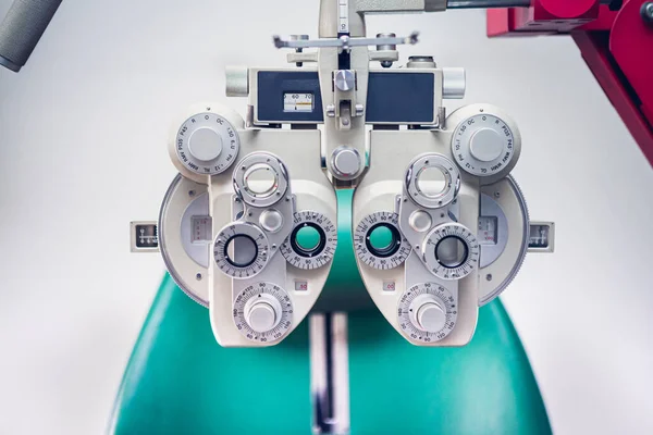 Phoropter, oftalmoloji, optometri, makine ekipmanları. Optisyen görüşü ölçmek için bir araç. Göz testi ekipmanları. 