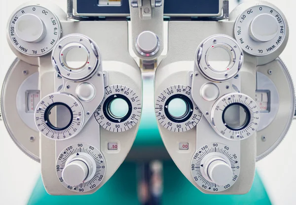 Phoropter, oftalmoloji, optometri, makine ekipmanları. Optisyen görüşü ölçmek için bir araç. Göz testi ekipmanları. 
