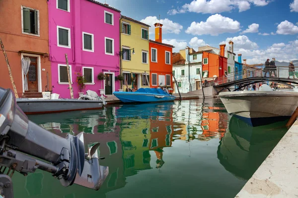 イタリア ヴェネツィアのブラノ島 運河で有名なカラフルな家やボートの眺め — ストック写真