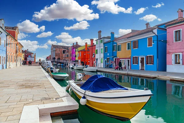 イタリア ヴェネツィアのブラノ島 運河で有名なカラフルな家やボートの眺め — ストック写真