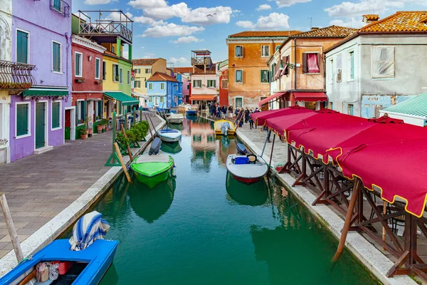 イタリア ヴェネツィアのブラーノ島の運河でカラフルな家やボートの眺め — ストック写真