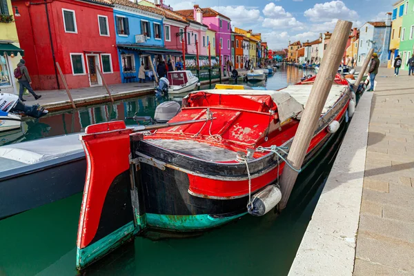 イタリア ヴェネツィアのブラーノ島の運河でカラフルな家やボートの眺め — ストック写真