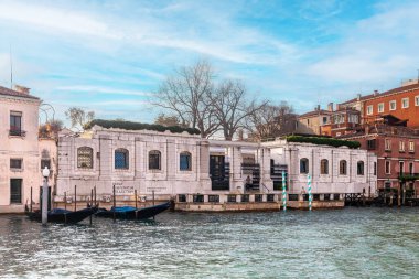 Peggy Guggenheim Koleksiyonu 'nun Venedik, İtalya' daki Büyük Kanal 'dan girişi..