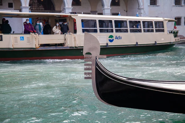 ヴェネツィア イタリアの大運河で観光客とゴンドラと蒸気機関車のビュー ヴェネツィアでの交通手段 — ストック写真