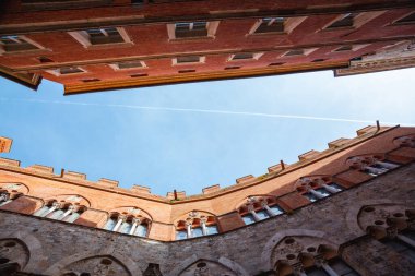 Siena, İtalya 'da eski bir ortaçağ sokağı boyunca siperli tuğla cephe binaları