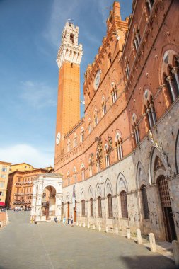 Campo Square (Piazza del Campo), Palazzo Pubblico (Belediye Binası) ve Mangia Kulesi (Torre del Mangia) Siena, Toskana, İtalya. Siena 'nın mimarisi ve simgeleri