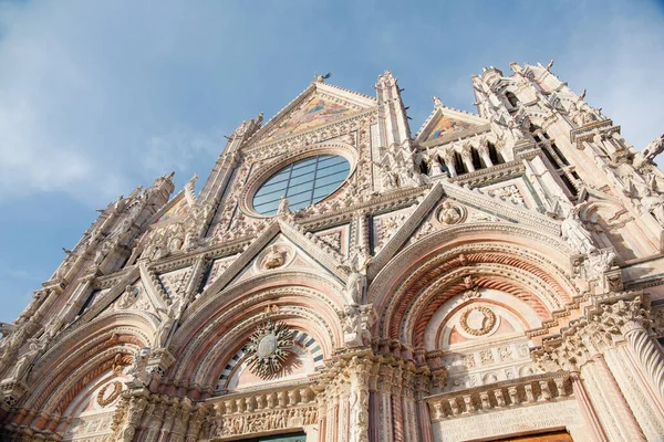 İtalya, Siena 'daki Santa Maria Assunta Metropolitan Katedrali' nin ön cephesinin ayrıntıları.