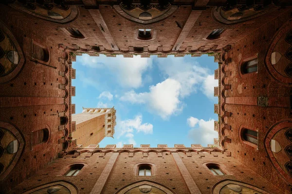 Siena 'nın Torre del Mangia Kulesi' nin (Mangia Kulesi) Palazzo Comunale 'nin avlusundan görünüşü)