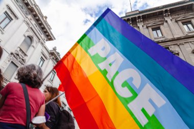 Barış için, insan hakları için, Rusya-Ukrayna savaşına karşı bir gösteri. Gökkuşağı barış bayrakları. 25 Nisan 'da İtalya' nın Milano kentinde kutlama