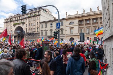 Barış için, insan hakları için, Rusya-Ukrayna savaşına karşı bir gösteri. Gökkuşağı barış bayrakları. 25 Nisan 'da İtalya' nın Milano kentinde kutlama