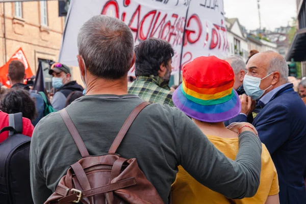 Barış için, insan hakları için, Rusya-Ukrayna savaşına karşı bir gösteri. Gökkuşağı barış bayrakları. 25 Nisan 'da İtalya' nın Milano kentinde kutlama