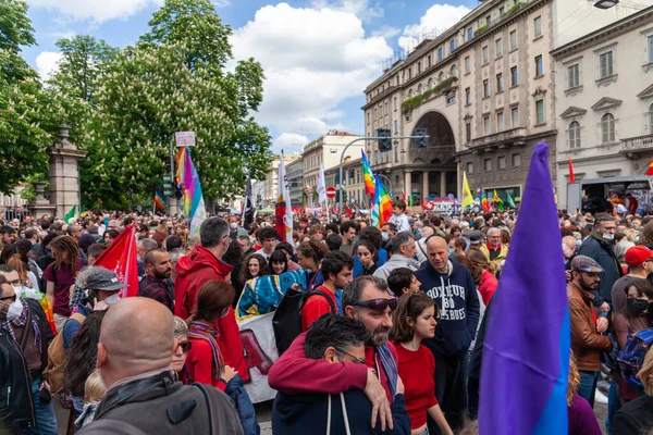 Barış için, insan hakları için, Rusya-Ukrayna savaşına karşı bir gösteri. Gökkuşağı barış bayrakları. 25 Nisan 'da İtalya' nın Milano kentinde kutlama