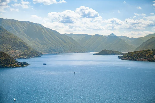 Varenna 'dan Bellagio' ya kadar uzanan Como Gölü 'nün panoramik hava manzarası. Yazın gökyüzü açık, denizde tekneler var..