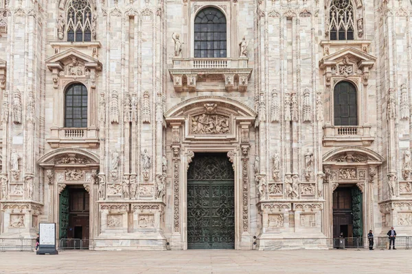 Detalle Catedral Milán Duomo Milán Entrada Fachada Con Gente Italia — Foto de Stock