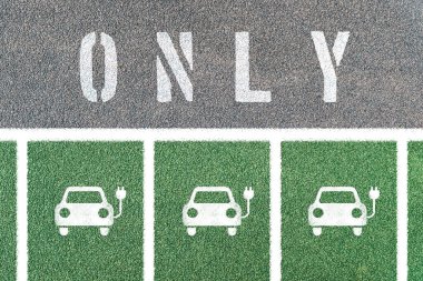Sadece sembolleri olan elektrikli arabalar için park etmek. Elektrik prizli şarj istasyonu.