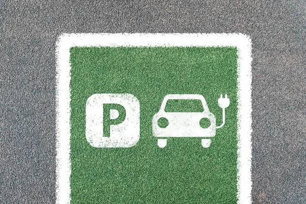 Sadece sembolleri olan elektrikli arabalar için park etmek. Elektrik prizli şarj istasyonu.