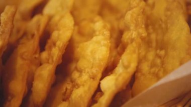 Geleneksel taze İtalyan kızartması sepette. Bir sürü taze pişmiş altın krep. İtalyan usulü kızarmış ekmek