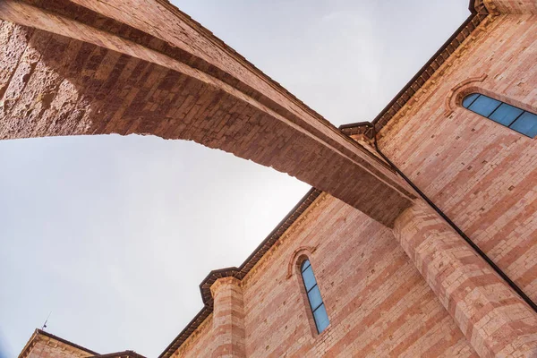 İtalya 'da bir ortaçağ kilisesinde dış kemer. Assisi, Umbria, İtalya 'da Santa Chiara Bazilikasının uçan payandası. 