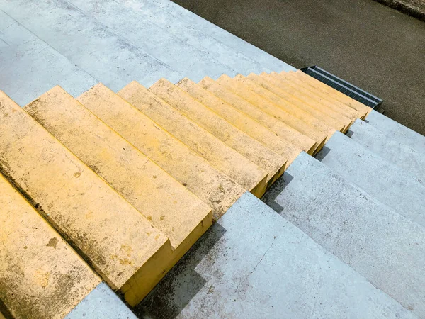 Escadaria Betão Escadas Minimalistas Cor Amarela Perspectiva — Fotografia de Stock