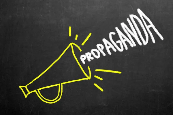 Propaganda ve sahte haber konsepti. Propaganda kelimesi megafondan geliyor. Yanlış bilgi ve karşı bilgi kavramı.