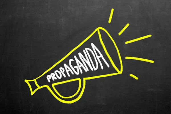 Propaganda ve sahte haber konsepti. Propagandası olan bir megafon. Yanlış bilgi ve karşı bilgi kavramı.
